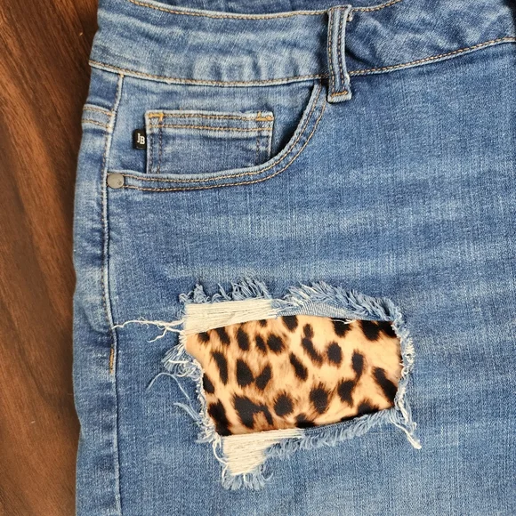 Judy Blue Distressed Jean Shorts Stretchy Denim Animal Print Accent Size 3XL - Picture 10 of 15